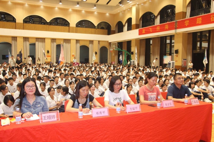 桂山中学举行2025届“我爱我班”团康活动 