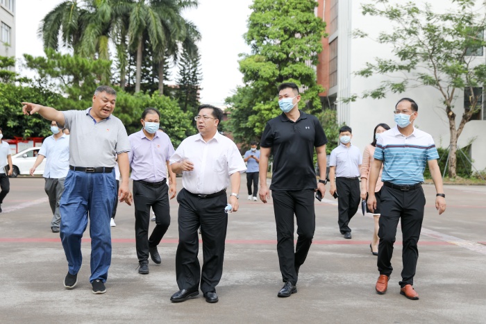 情系教育 慰问暖心——市镇领导廖万春、赵锡雄等 莅临东升高中开展教师节慰问